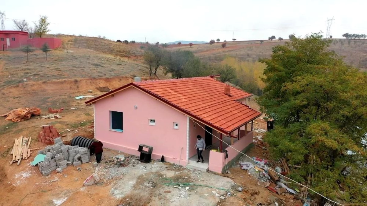 Isparta\'da zor şartlarda yaşayan 7 kişilik aile yeni evleri için gün sayıyor