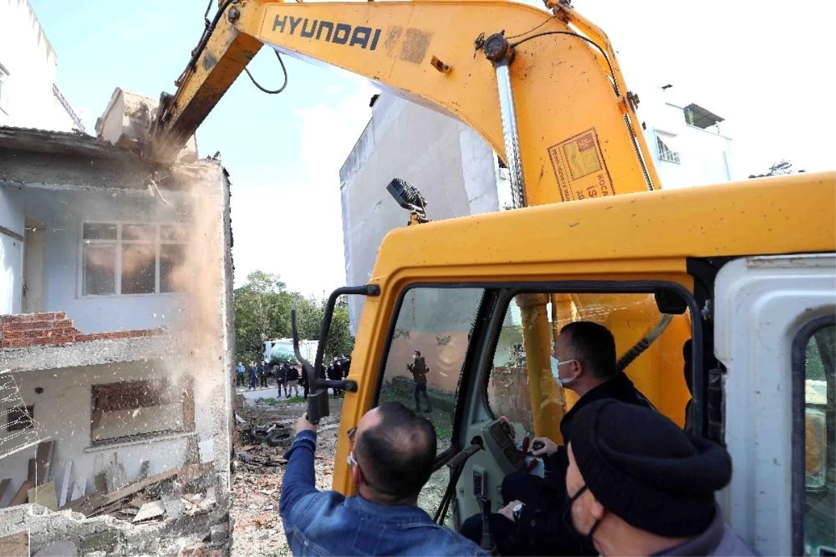 Kocaeli\'de depremden kalan bin 502 adet hasarlı binanın yıkımına başlandı