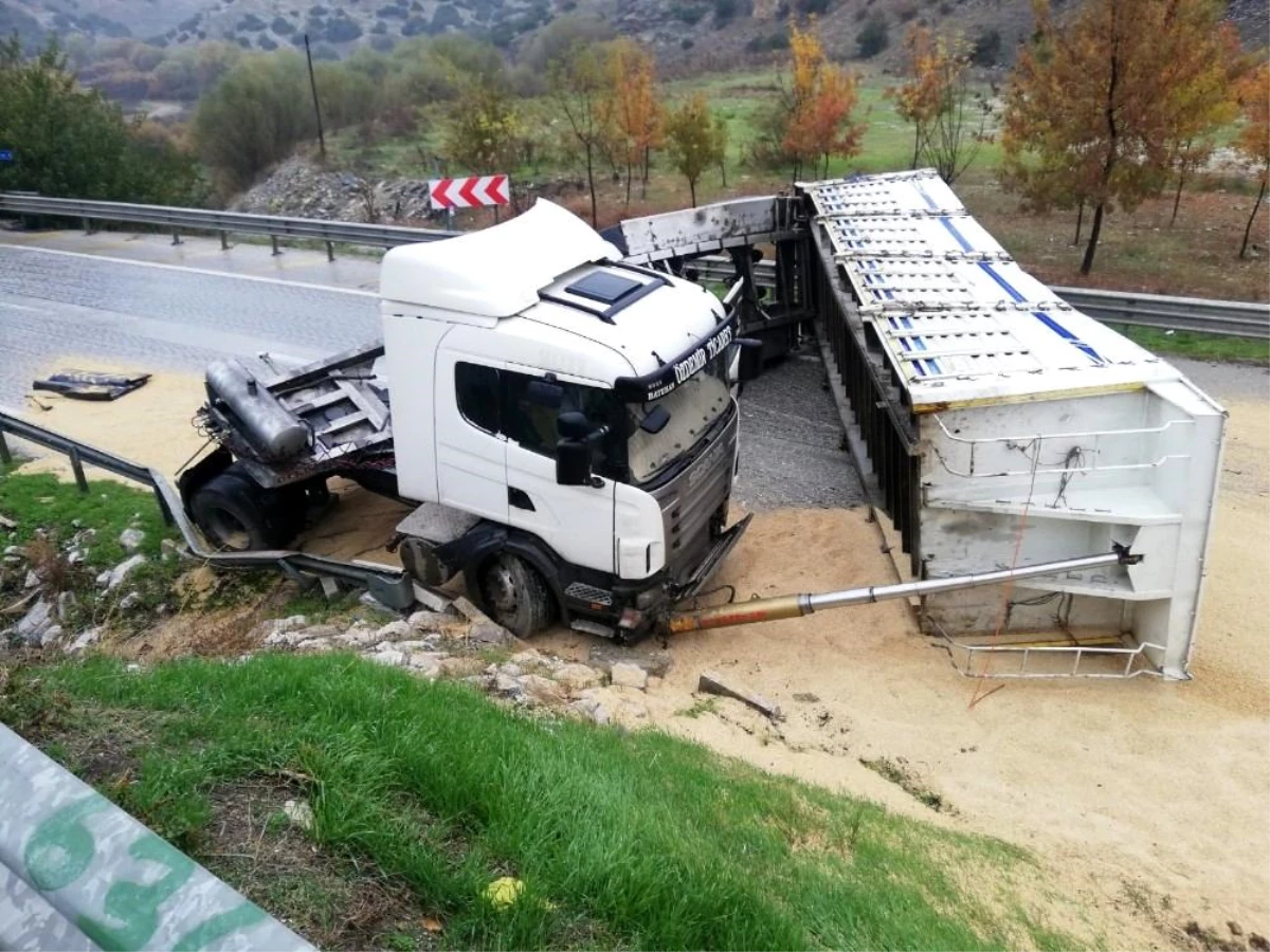 Tır yan yattı, İzmir-Ankara karayolu trafiğe kapandı
