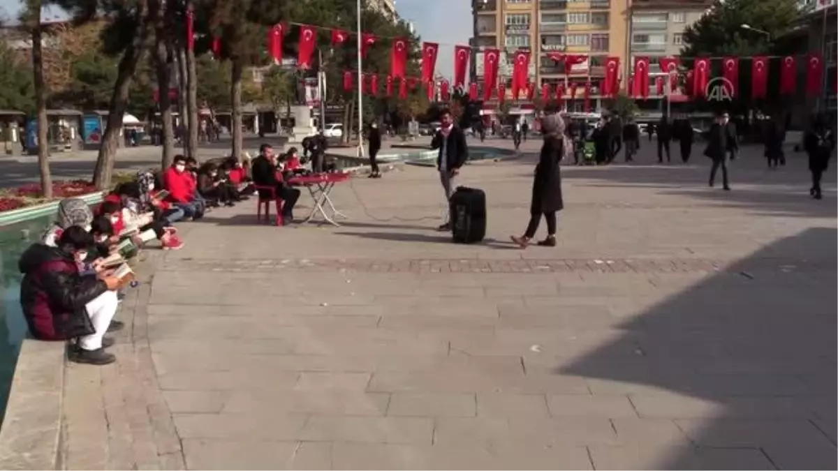 Son dakika haberleri... Türk Kızılay gönüllüleri açık alanda kitap okudu