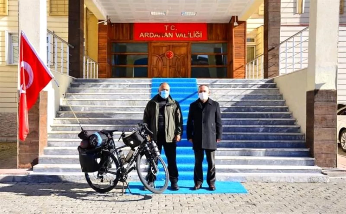 Türk Tarihini ve Kültürünü tanıtmak için Köln\'den bisikletiyle yola çıkan Recai Pak, Vali Hüseyin Öner\'i, ziyaret etti