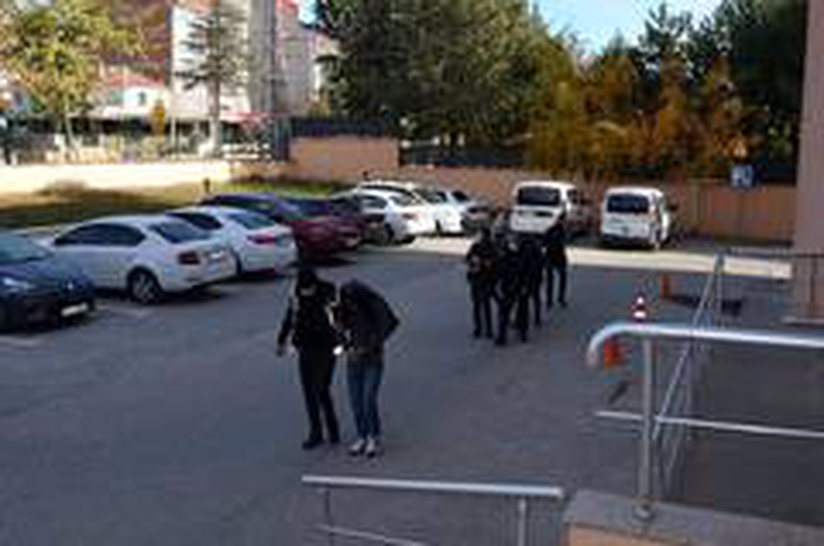 Uyuşturucudan yakalanan 3 şüpheli adliyede