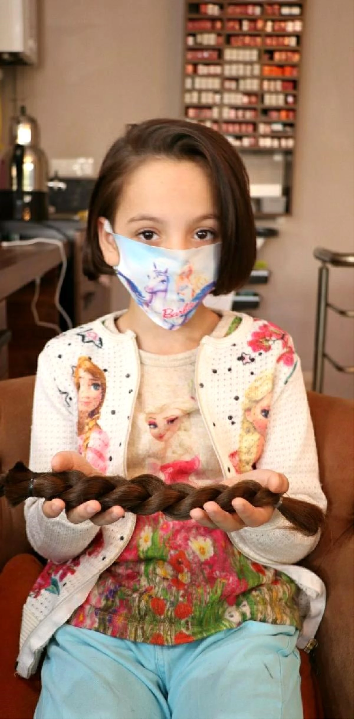 11 yaşındaki Ece Su, lösemili çocuklar için saçlarını kestirip bağışladı