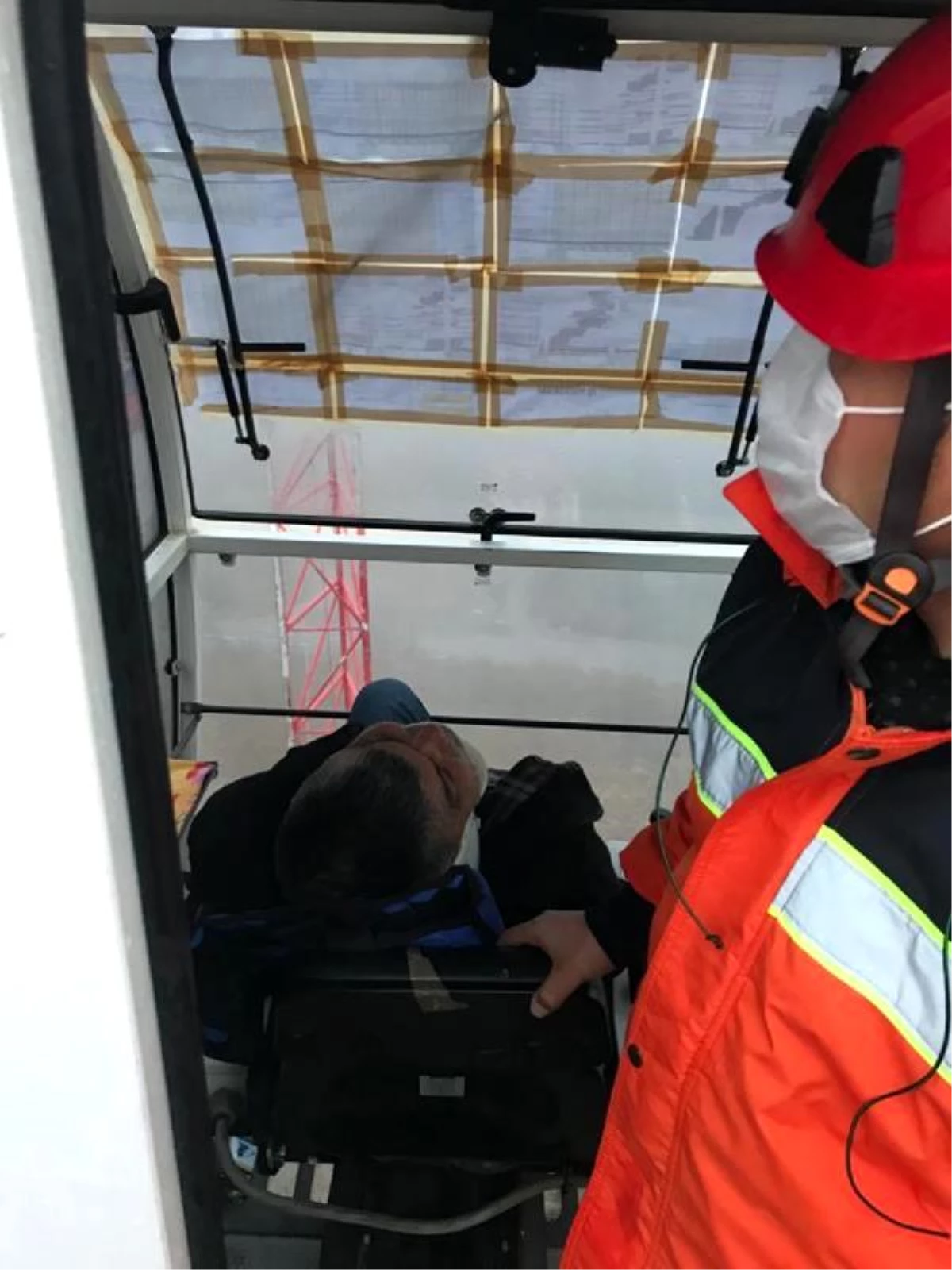 Son dakika haberi... 35 metre yükseklikteki vinçte mahsur kalan yaralı operatörü, itfaiye kurtardı