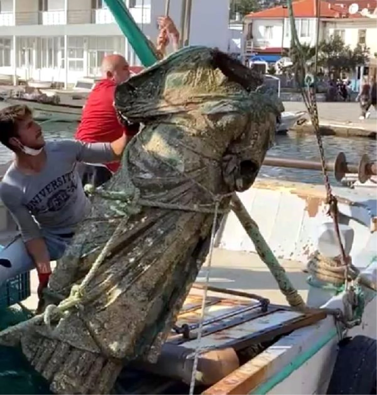 Ağlarına 300 kiloluk bronz kadın heykeli takıldı