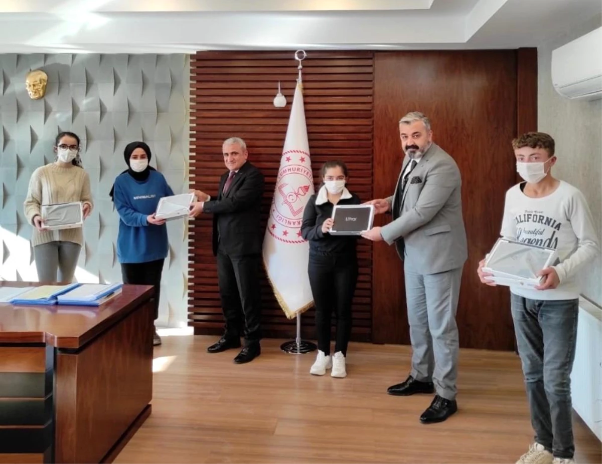 Başkan Özbek\'ten öğrencilere tablet desteği