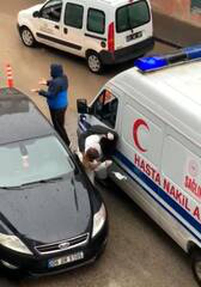  Ben polisim diyerek ambulans şoförünü darbeden şahıs, emlakçı çıktı