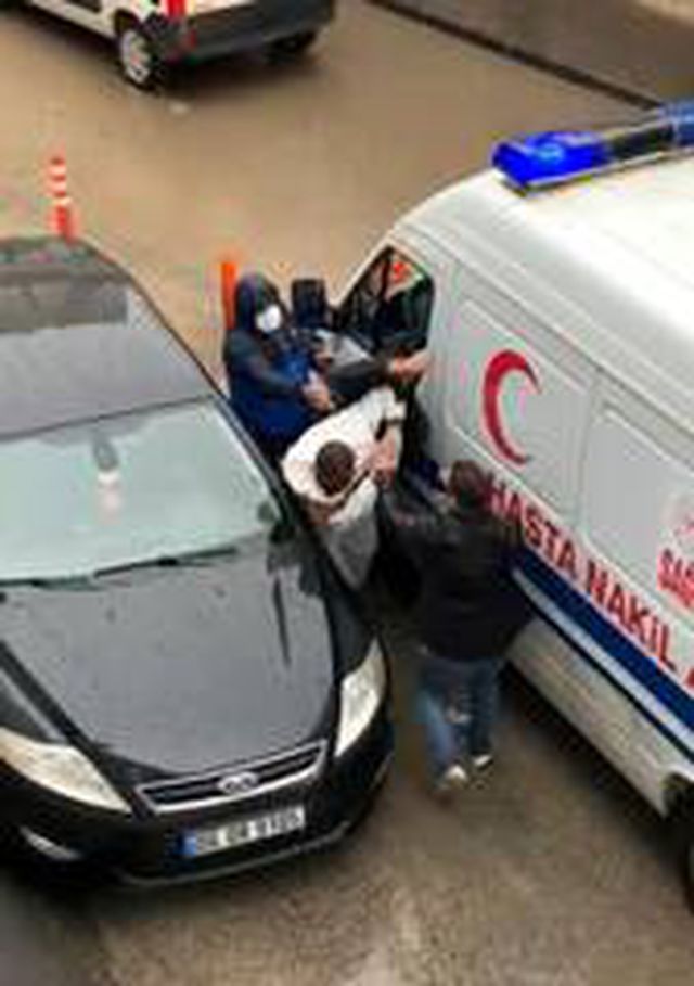  Ben polisim diyerek ambulans şoförünü darbeden şahıs, emlakçı çıktı