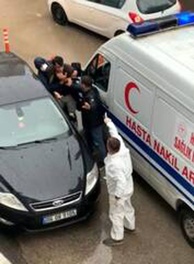  Ben polisim diyerek ambulans şoförünü darbeden şahıs, emlakçı çıktı