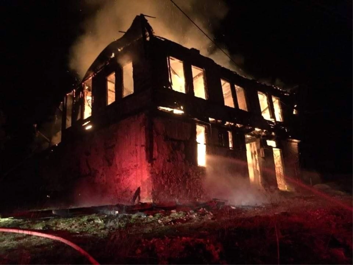 Bolu\'da 2 katlı ahşap ev yangında kül oldu