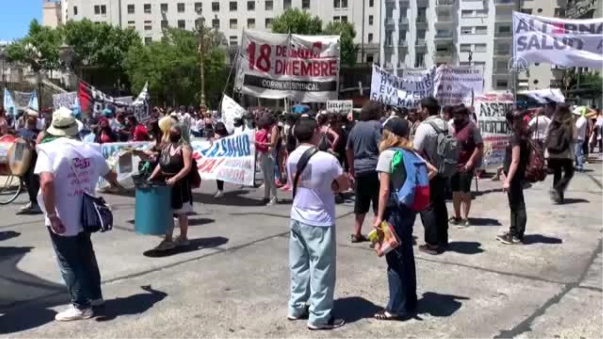 Arjantin\'de hemşireler gösteri düzenledi