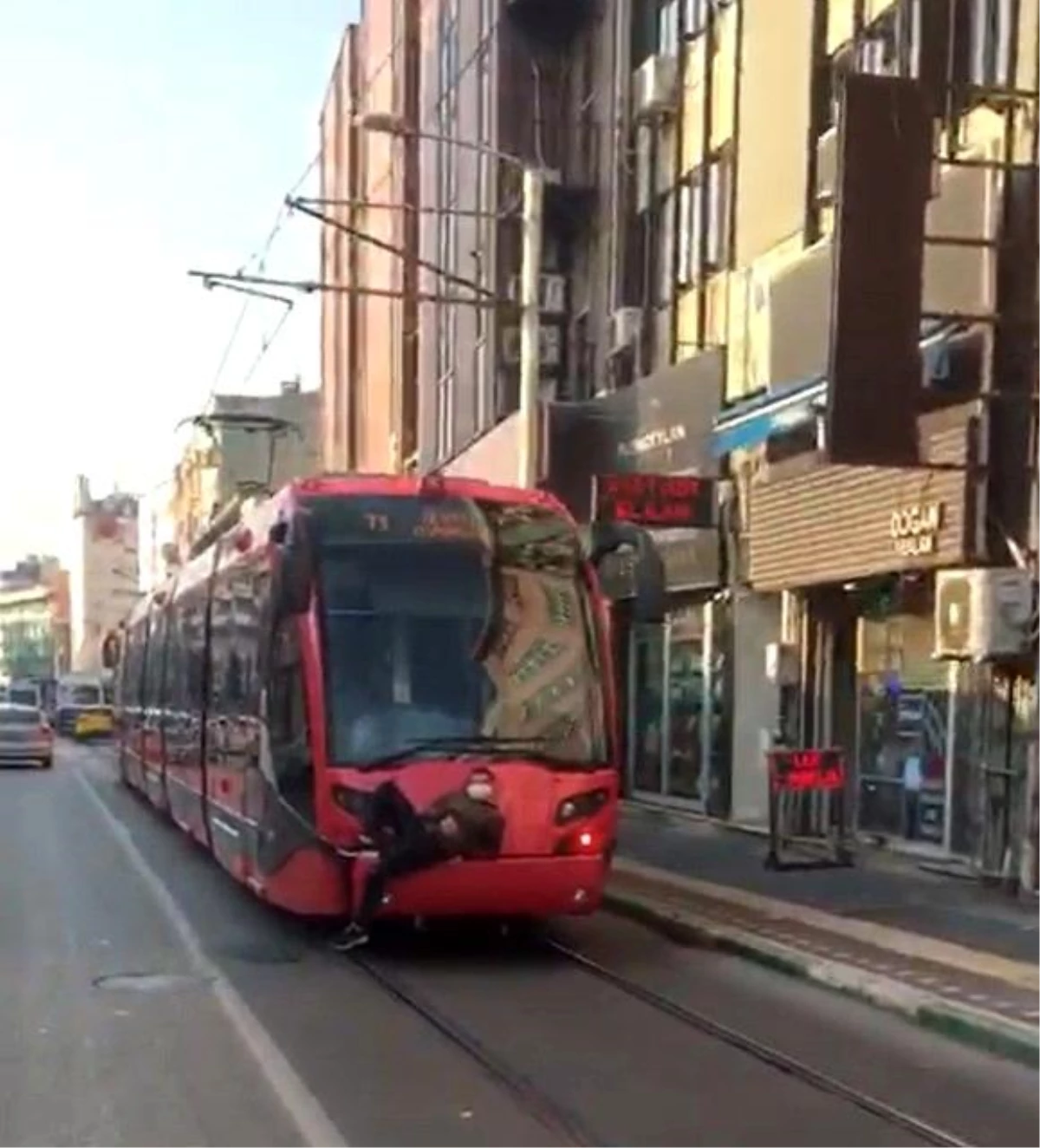 Bursa\'da tramvay arkasında tehlikeli yolculuk