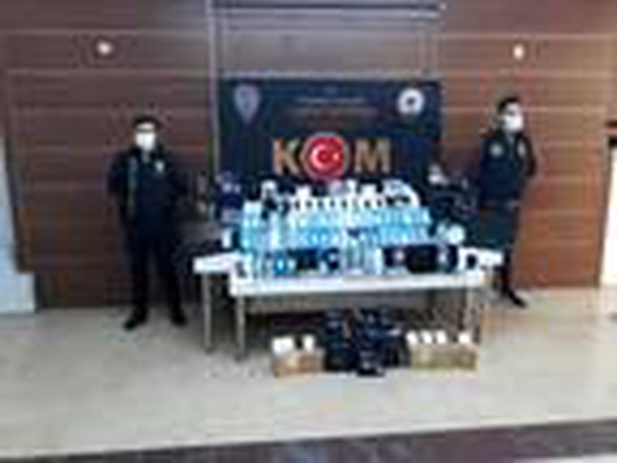 Son dakika... Fatih\'te kaçak elektronik cihaz operasyonu