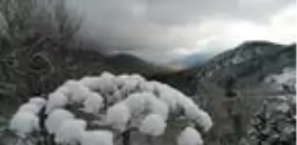 Geminbeli'nde kar yağışıyla birlikte seyrine doyumsuz manzaralar ortaya çıktı