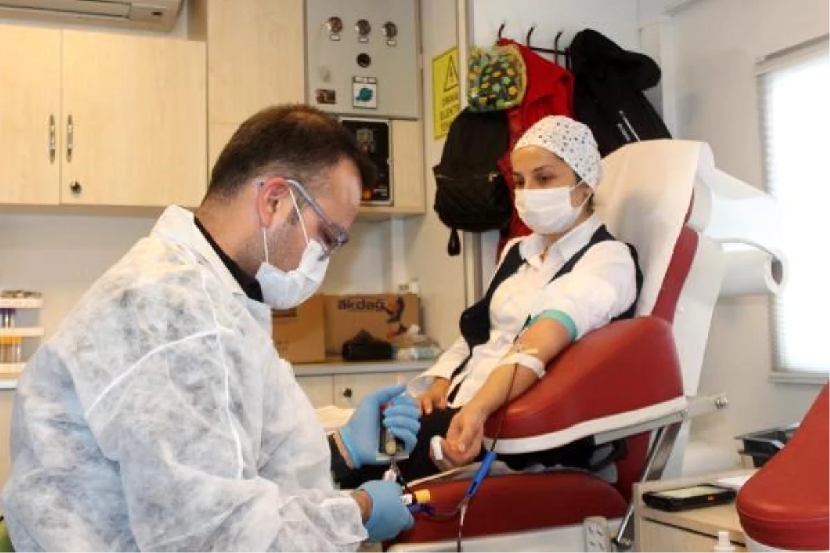 Kan stokları azalan Kızılay\'a, sağlık çalışanlarından kan bağışı