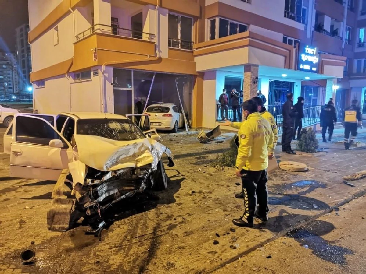 Son Dakika | Kaza yapan otomobil dükkana girdi: 6 yaralı