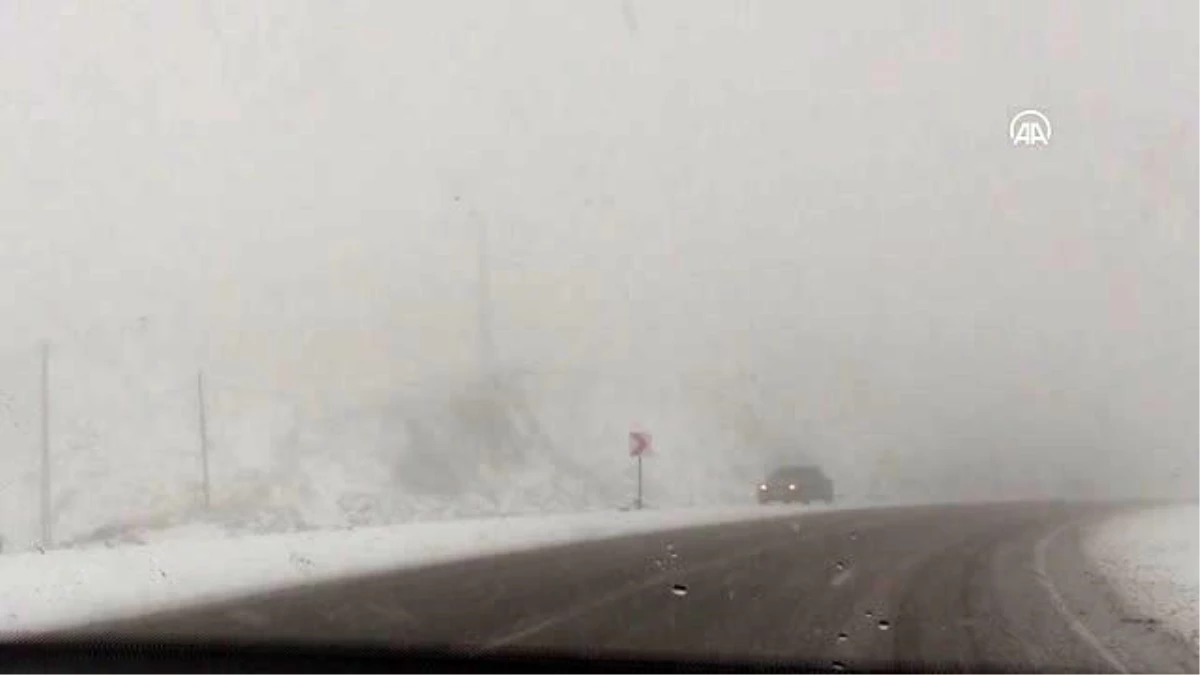 Kop Dağı Geçidi\'nde kar yağışı ve sis etkili oluyor