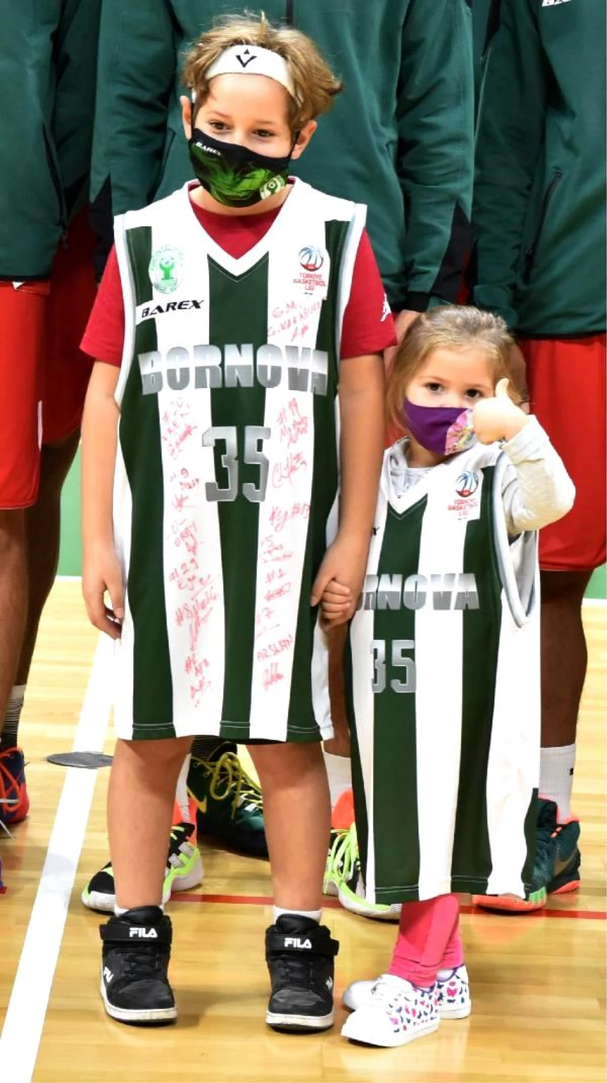 Mucize bebek Ayda\'dan basketbol sahasında \'iyiyim\' pozu