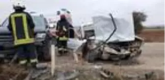 Otomobille, kamyonet çarpıştı: 1 ölü, 2 yaralı