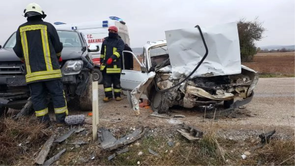 Otomobille, kamyonet çarpıştı: 1 ölü, 2 yaralı