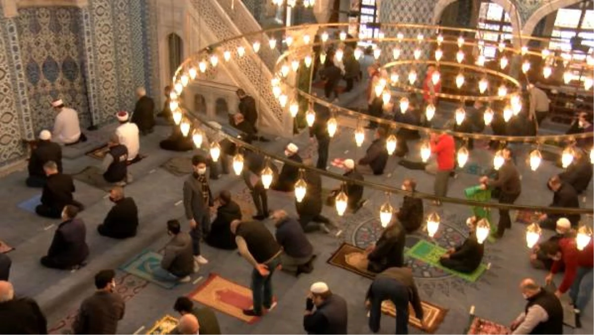 Rüstem Paşa Camii cuma namazıyla ibadete açıldı