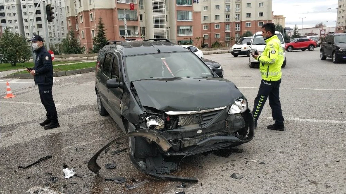 Samsun\'da kavşakta iki araç çarpıştı: 1 yaralı