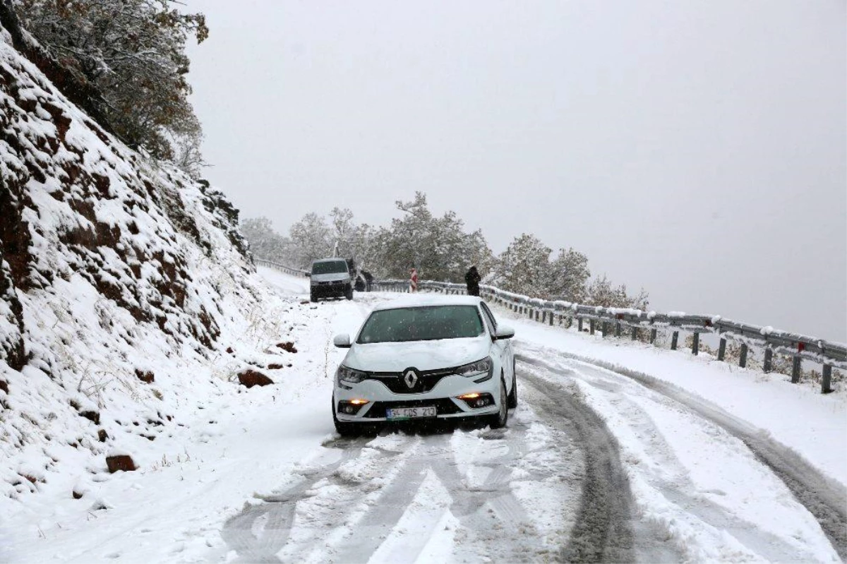 Tunceli\'ye mevsimin ilk karı düştü, 31 köy yolu kapandı
