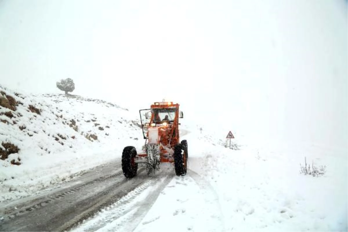 Tunceli\'ye mevsimin ilk karı yağdı; 31 köy yolu ulaşıma kapandı