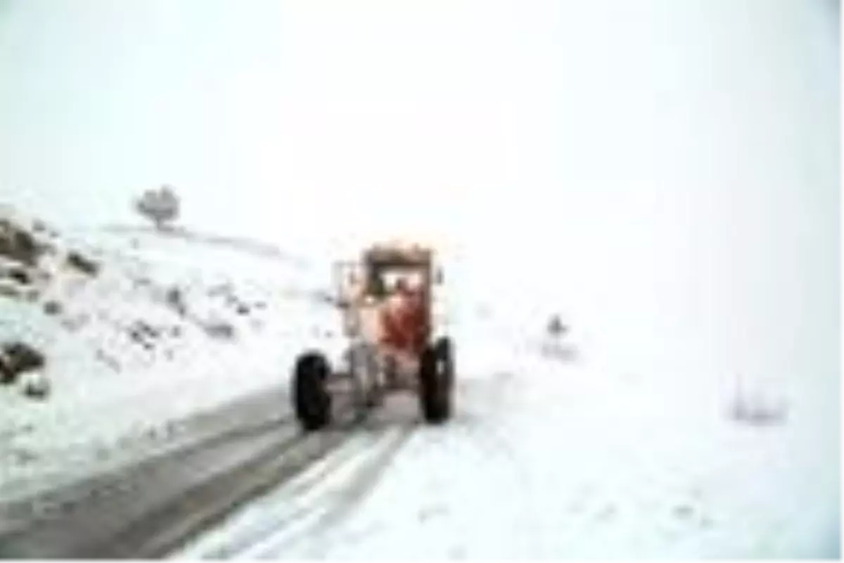 Tunceli\'ye mevsimin ilk karı yağdı; 31 köy yolu ulaşıma kapandı