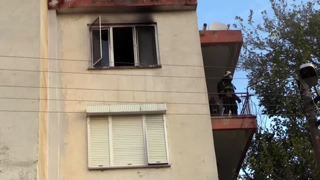 Yangın çıkan evde mahsur kalan kadın kurtarıldı