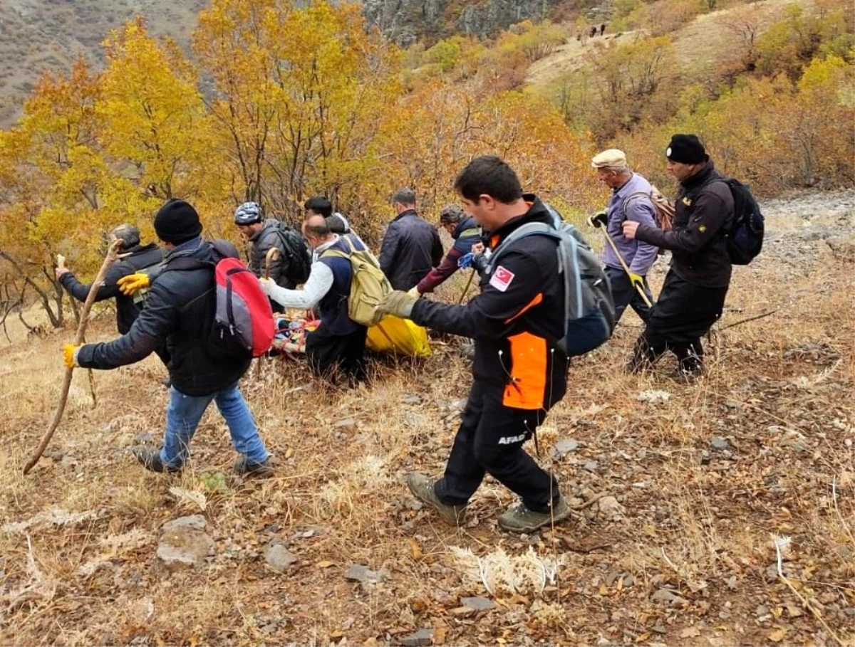 Son dakika haberi! Yaylada hayatını kaybeden şahsın cenazesi 10 saatlik çalışmayla dağdan indirildi