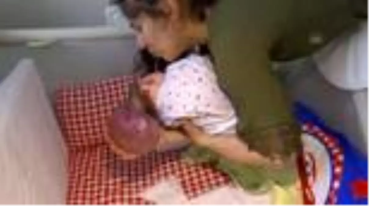 Ailesi mucize bebek Elif'in yürüyeceği günü bekliyor