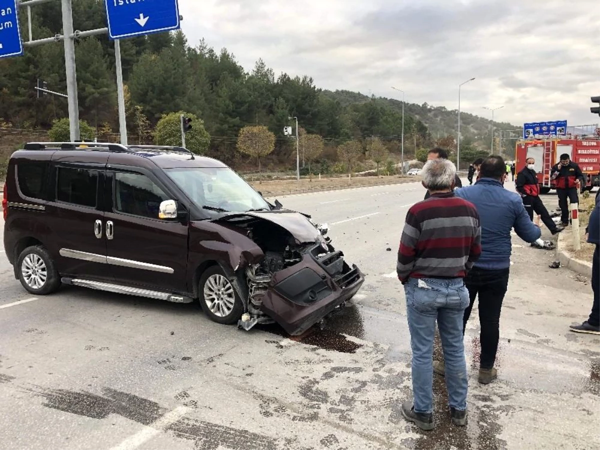 Amasya\'da hafif ticari iki araç kaza yaptı: 2 yaralı