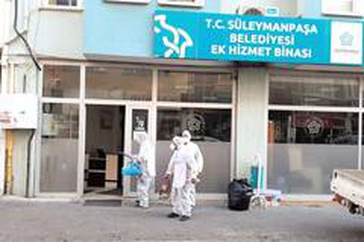 Belediye binaları salgın riskine karşı dezenfekte edildi