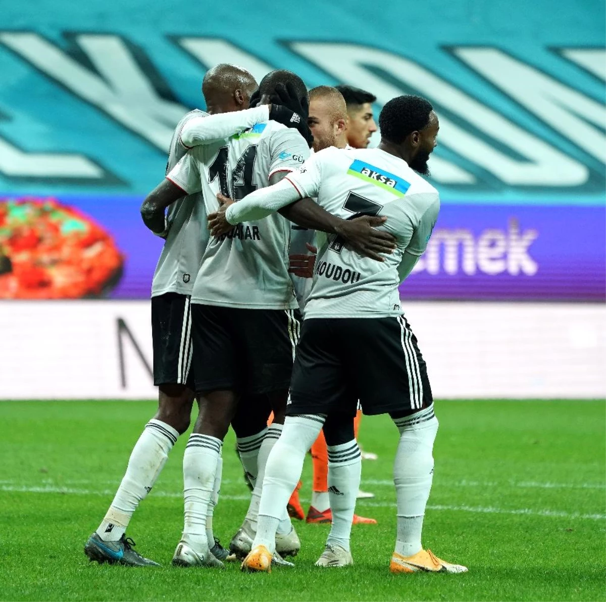 Beşiktaş, Başakşehir\'i 3-2 mağlup etti
