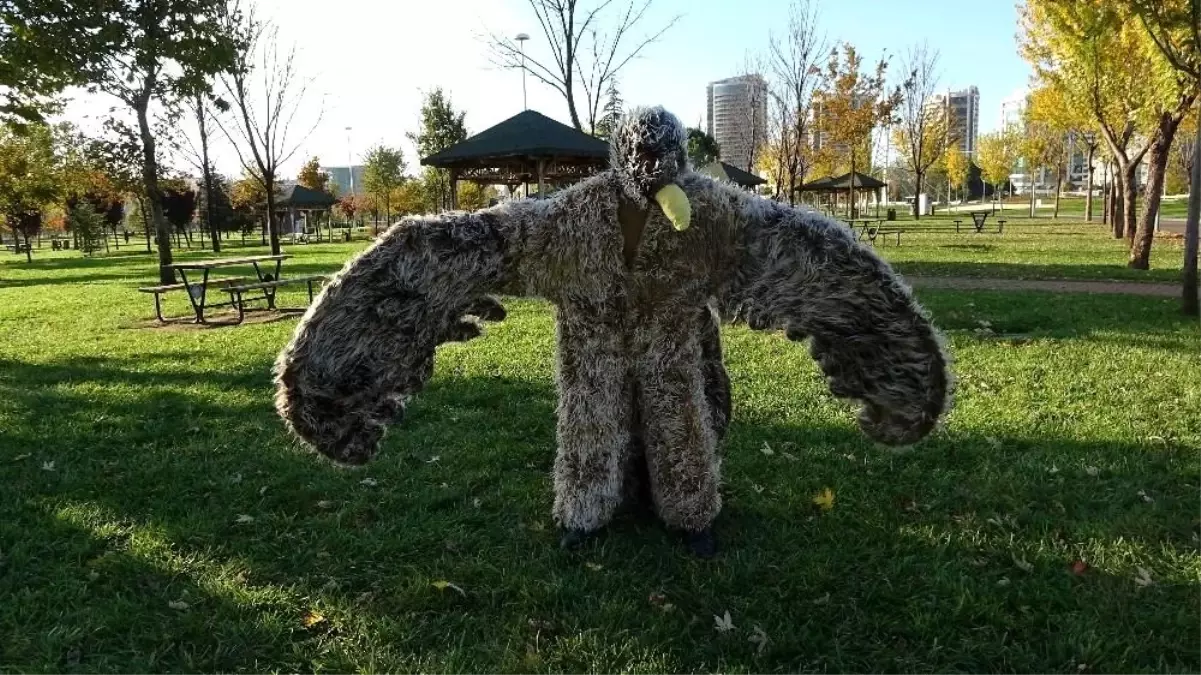 Bursalı ünlü tiyatrocu kartal kostümü giydi maske takmayanları uyardı