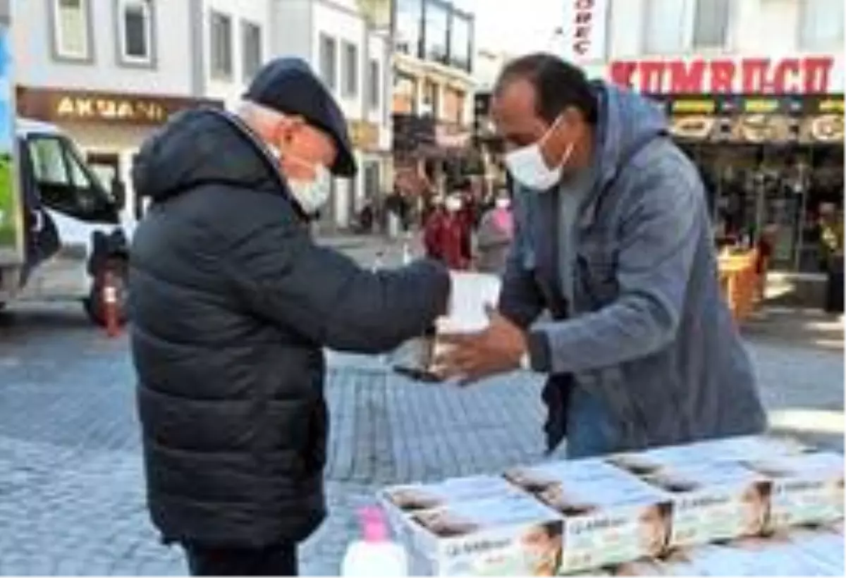 Çeşme Manisalılar Derneği farkındalık için maske dağıttı