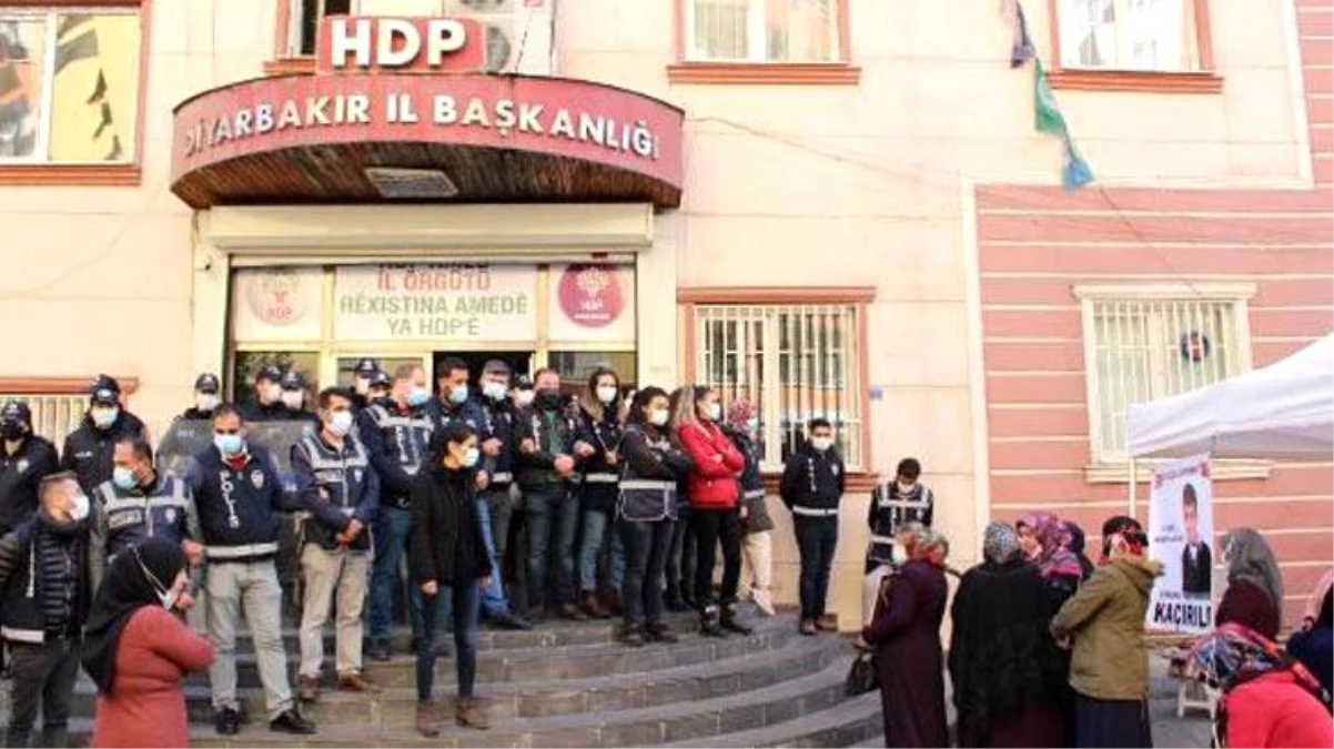 HDP önünde bekleyen aileler yüzlerine tükürüldüğü iddiasıyla binaya girmek istedi