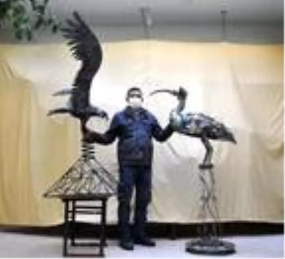 Hurda ve plastik atıklar ile kelaynak ve kartal heykeli yaptı