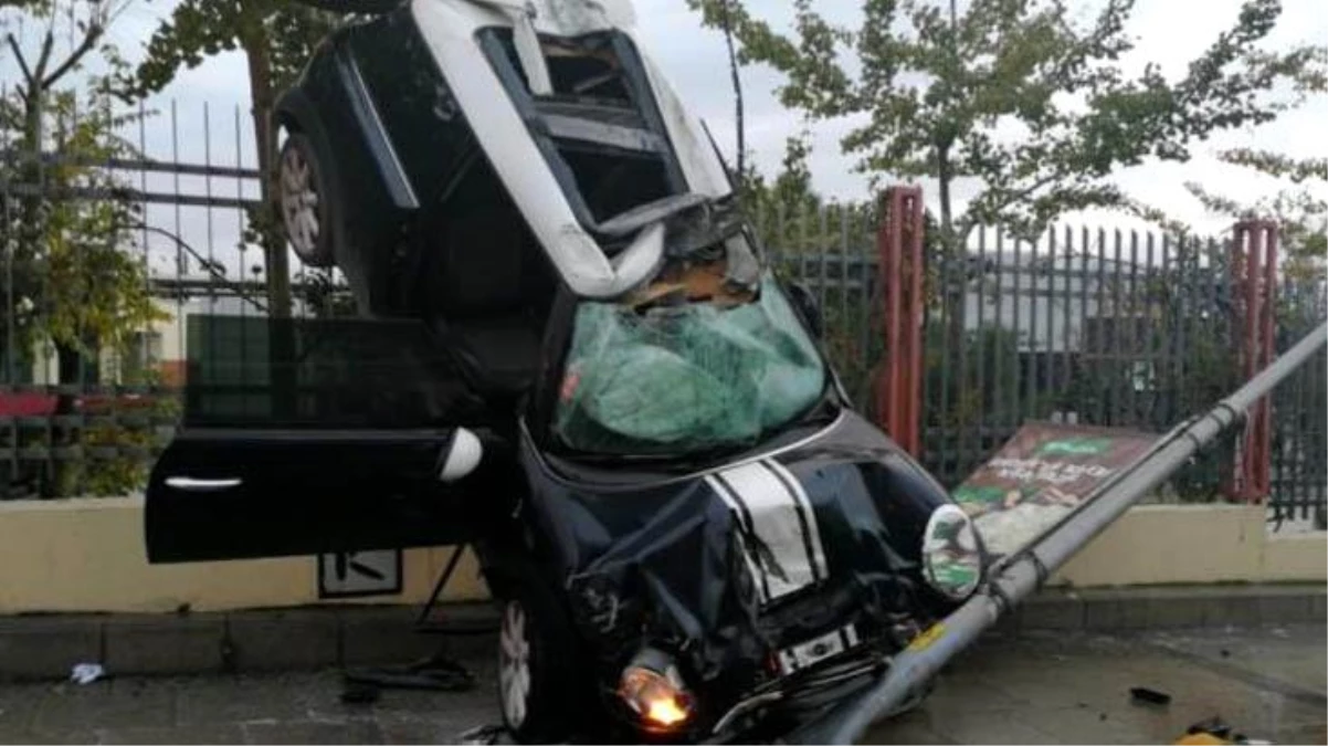 Kadıköy\'de akılalmaz kaza! Otomobil korkuluklarda asılı kaldı: 1 yaralı