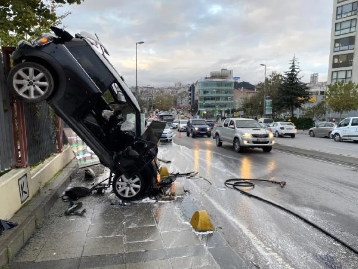 Son dakika haber! Kadıköy\'de kaza yapan otomobil demir parmaklıklarda askıda kaldı