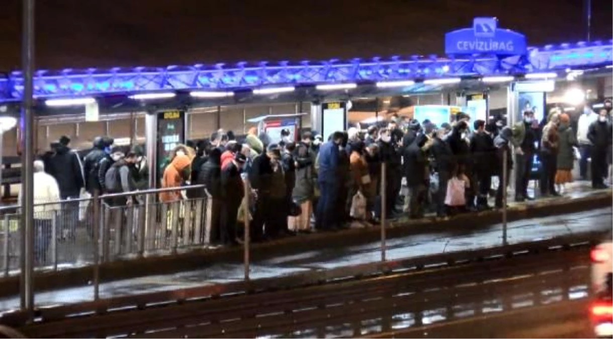 Kısıtlamaya dakikalar kala Cevizlibağ metrobüs durağında yoğunluk