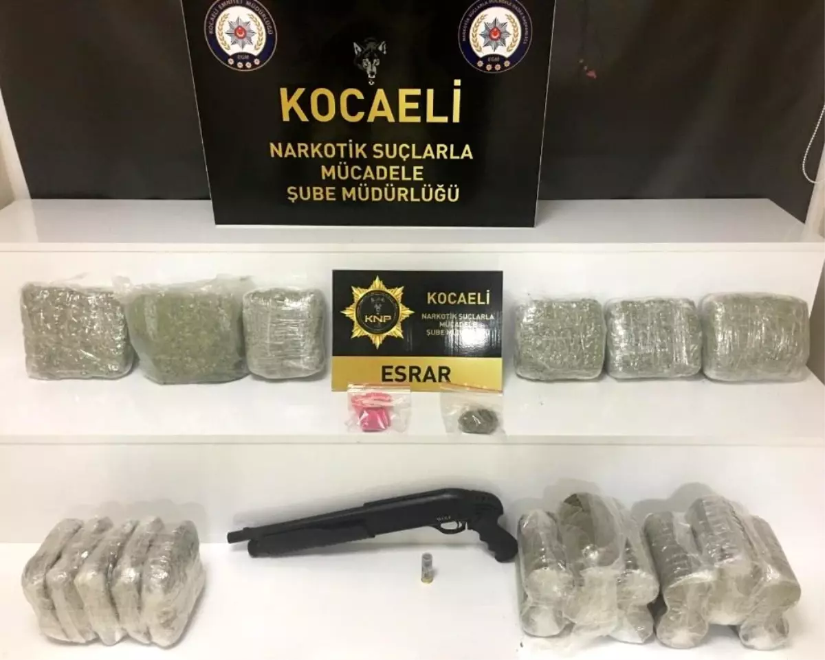 Son dakika... Kocaeli\'de 11 kilo 900 gram esrarla yakalanan 5 kişi gözaltına alındı