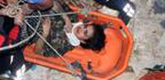 Metruk binadaki çukura düşen kadını itfaiye kurtardı