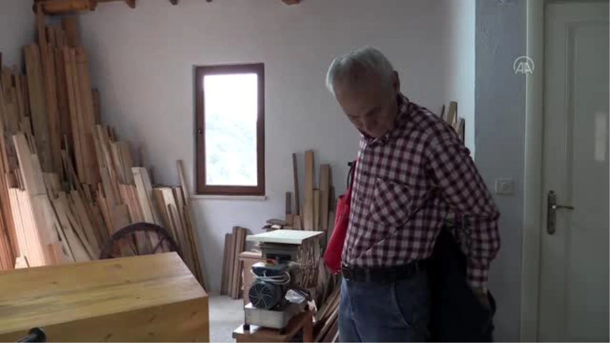 Sanatçıların mobilyalarını tasarlayan marangoz atölyesini köyüne taşıdı