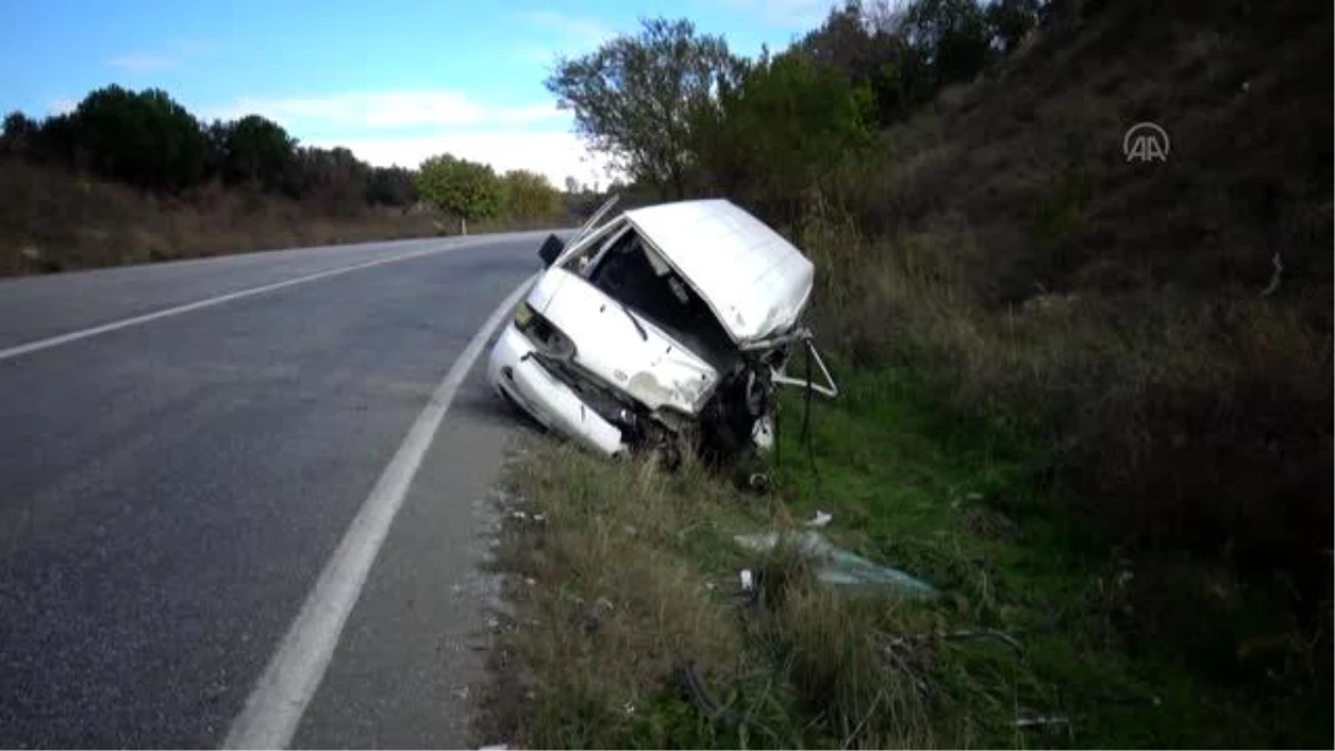 Son dakika... TEKİRDAĞ- Tekirdağ\'da kamyon ile minibüsün çarpıştığı kazada baba oğul yaralandı
