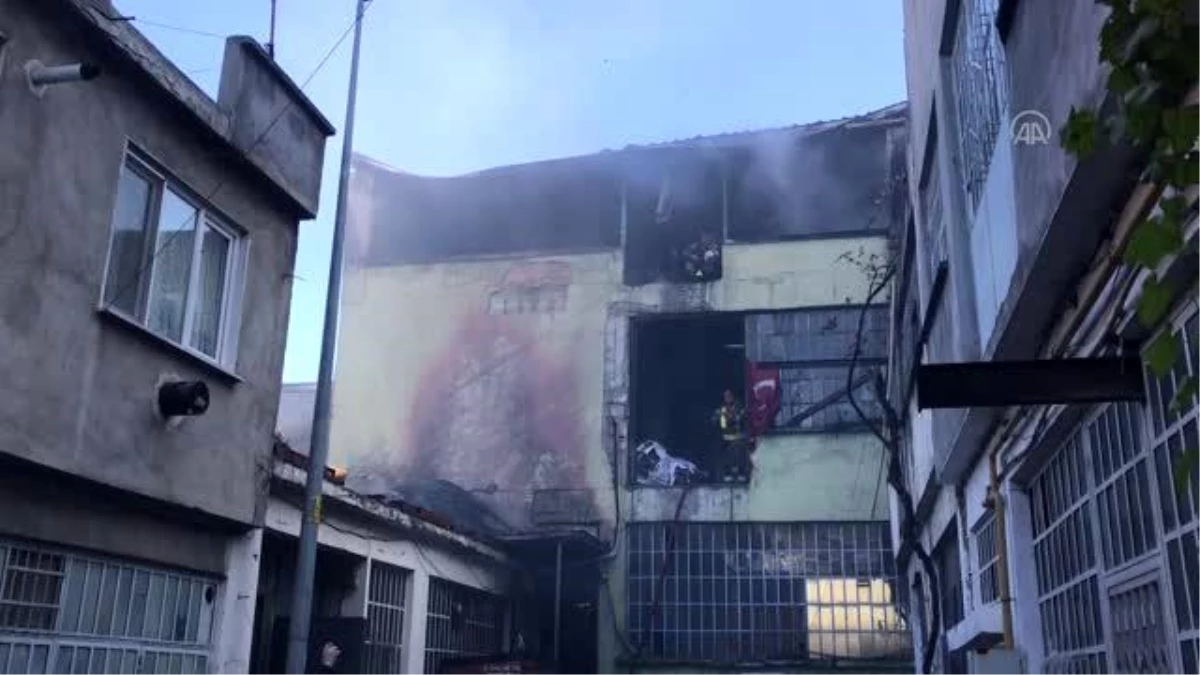 Yangında zarar gören Türk bayrağını polis ekipleri koruma altına aldı