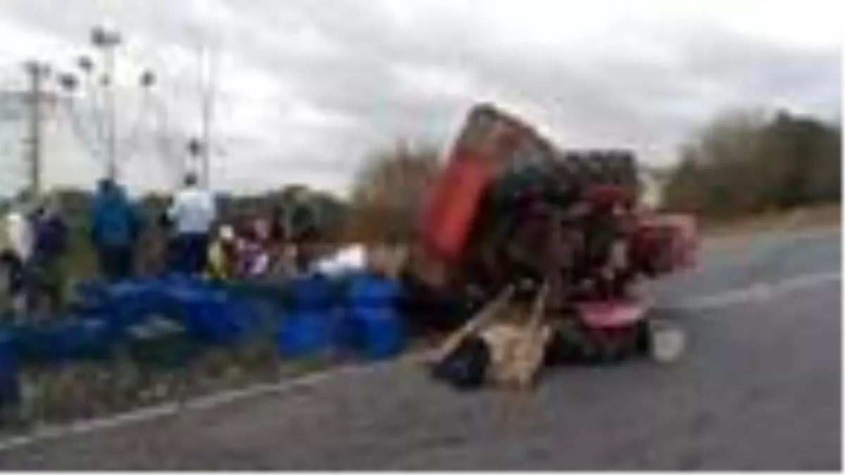Çanakkale\'de zeytin işçilerinin traktörü devrildi: 5 yaralı