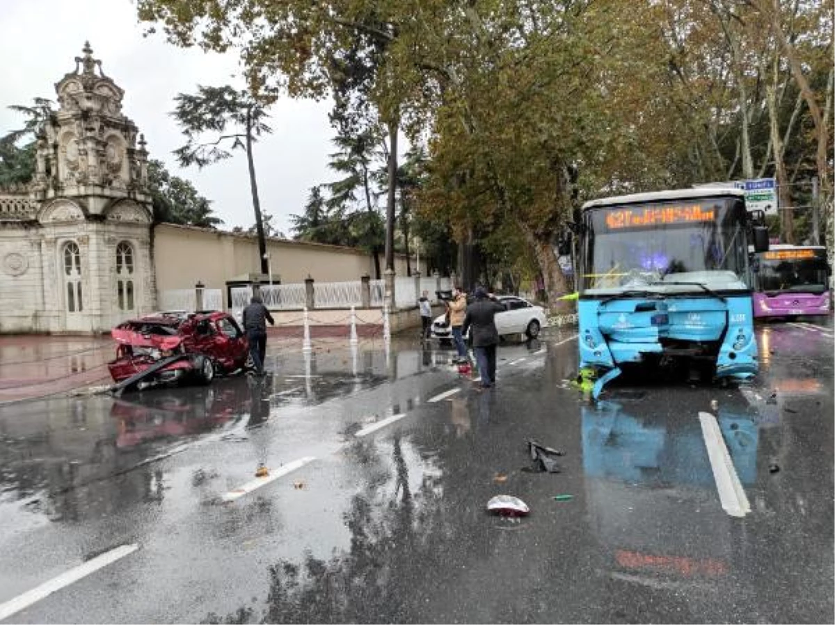 Dolmabahçe\'de otomobil otobüsle çarpıştı (1)
