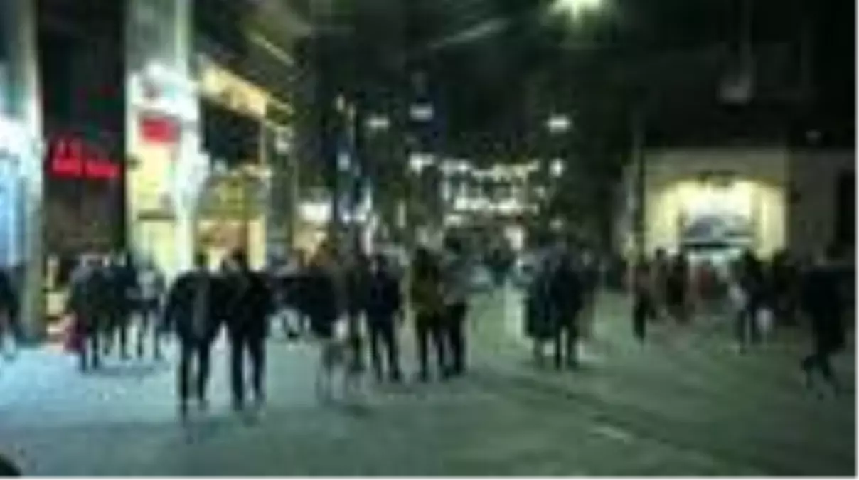 Son dakika! Sokağa çıkma kısıtlamasını fırsat bilen belediye ekibi, kenti köpüklü suyla yıkıyor